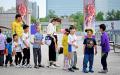 小孩子放学等家长接（图片来源：NOEL CELIS/AFP via Getty Images）