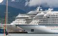 2021年12月29日，悬挂挪威国旗的游轮Viking Jupiter（右）仍停靠在阿根廷港口乌斯怀亚，船上1000人中有几名被诊断出感染COVID-19。（图片来源：ALEXIS DELELISI/AFP via Getty Images）