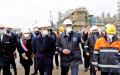 法国总统马克龙（前排左）前往沙朗佩市促进法国工业吸引力，并参观德国巴斯夫化学集团在当地的投资平台。（Photo by BENOIT TESSIER/POOL/AFP via Getty Images）