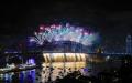 2022年1月1日，澳大利亚悉尼举行的新年前夜庆祝活动期间，烟花照亮了悉尼海港大桥上空。（图片来源：Mark Evans/Getty Images）