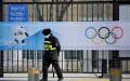 2022年1月18日，在北京冰球比赛场地五棵松体育中心的一名安保人员。（NOEL CELIS/AFP via Getty Images）