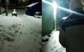 母女俩回家遭防疫卡点工作人员拦下，在大雪中站了一整夜。（视频截图)