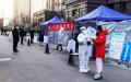 居民在西安市排队接受Covid-19冠状病毒的核酸检测。（STR/AFP via Getty Images）