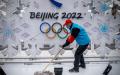 2022年1月23日，一位义工在清扫北京的一座奥运雕塑。（图片来源：Getty Images）