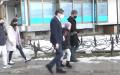 一名北马其顿唐氏症女童在学校遭到同学霸凌，该国总统潘达洛夫斯基（Stevo Pendarovski）得知之后，亲自牵着她去上学。(图片来源：视频截图)
