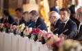 3月11日，马克龙在峰会期间发表讲话。（IAN LANGSDON/POOL/AFP via Getty Images）