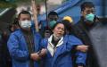 东航遇难者家属      （图片来源：NOEL CELIS/AFP via Getty Images）  