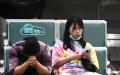 广州白云机场临时接待区，一名中年妇女伤心地不停擦眼泪。（Noel Celis/AFP via Getty Images）