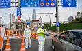 3月28日，上海警察控制进入浦东区方向的隧道。（HECTOR RETAMAL/AFP via Getty Images）