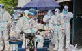 上海当局正在实施新的极端措施，要求一些社区居民整体搬离。（图片来源：STR/AFP via Getty Images）
