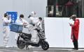 2022年3月17日，上海疫情爆发后外卖小哥送货（图片来源：HECTOR RETAMAL/AFP via Getty Images）