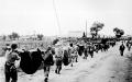 “巴丹死亡行军”（Bataan Death March），是日军于二战太平洋战争犯下最臭名昭著的暴行之一。1942年初，巴丹半岛战役美军战败，约7.6至7.8万名美国和菲利宾战俘被虐待、屠杀，并在疲惫、营养不良、满身伤病的情况下被强迫徒步赶往100公里外的地点。照片中战俘们在行军中肩扛的是病倒的战友，乃至遗体。（Emir214\Wikipedia\公有领域）