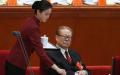 江泽民在中共十八大直盯着女服务生的丑态。