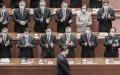 习近平与官员们出席两会。（Kevin Frayer/Getty Images）