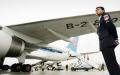 西安机场停机坪上，保安在看着一架中国南方航空公司的飞机。（Peter Parks/AFP via Getty Images）