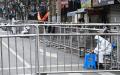 3月14日，上海的警察和政府人员在封锁街道。（Hector Retamal/AFP via Getty Images）
