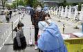 2022年5月11日，北京街道上人们在接受核酸检测。（JADE GAO/AFP via Getty Images）