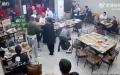 唐山市4名女子在烧烤店内用餐，不仅遭男子当众性骚扰，甚至还被暴打成伤。（图片来源：视频截图）