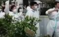 上海市静安区志愿者大白上街游行讨要工资，高喊：“还钱！”“还我血汗钱！”（图片来源：视频截图）