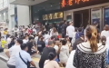 8月9日，上百名业主在房管局门口下跪，要求已停工8个月的洛阳旭辉时代天际楼盘复工。（视频截图）