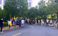 上海市民在排长龙等待做核酸检测。