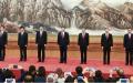 第十九届中共中央政治局常委（从左至右）韩正、王沪宁、栗战书、习近平、李克强、汪洋、赵乐际。