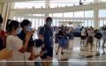 海南三亚疫情加剧，目前全市静默、铁路停票、航班全部取消，滞留大批游客抗议酒店高价食宿，此外海口也临时静态管控。（图片来源：视频截图）
