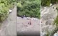四川省彭州市一河道突发山洪，不少正在玩水的游客来不及逃离，有人在水中挣扎，有人被大水冲走，目前伤亡等情况在调查中。（图片来源：视频截图）
