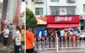 左图：四川一所学校的新生报到现场，不少学生和家长拿着床板聚集在学校门口外。右图：学校一家超市挤满了人，家长在排队买床板。（视频截图)