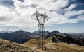 法国输电系统运营商RTE（Reseau de Transport d'Electricity）的员工在阿雷什-博福特（Areches-Beaufort）附近进行超高压线路的改造工作。（JEFF PACHOUD/AFP via Getty Images）