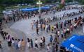 上海当地学生开学前在进行核酸检测。（STR/AFP via Getty Images）