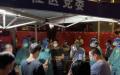 深圳疫情加剧当局借疫封控居民小区，网传有小区居民面对该街道人员怒喊：“我们要解封！”“我们要生存！”(图片来源：视频截图）