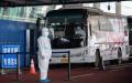 承载隔离民众的大巴车（ NICOLAS ASFOURI/AFP  via Getty Images ）