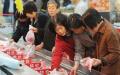 大陆民众正在购买猪肉。（STR/AFP via Getty Images）