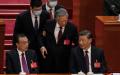 2022年10月22日，中共二十大闭幕式上，胡锦涛被有关人员带离会场。