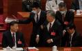 中共前总书记胡锦涛突然在闭幕中途由他人搀扶离场，引发外界关注。