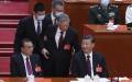 中共二十大闭幕会议期间胡锦涛“被离场”前与习近平交谈。