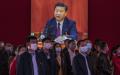陕西省有550名访民联署致信习近平，控告党政司法腐败。图为党员2022年10月12日在参观展示习近平成就的展览。（图片来源：Kevin Frayer/Getty Images）