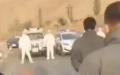新疆民众勇敢地走上回家的路，从容面对堵截的警察。