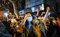2022年11月27日，人们聚集在上海的街道上，抗议当局的清零政策。（HECTOR RETAMAL/AFP via Getty Images）