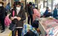 1月3日上海同仁医院急诊处入口躺在担架上和坐在轮椅上的患者。（图片来源：Getty Images）