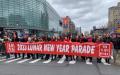 民选官员们拉起2023年游行的主横幅。（摄影：欧阳骏/看中国）