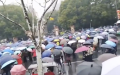2月8日，上万名退休人员聚集在武汉市政府前抗议，要求市长答复医改问题。（视频截图）