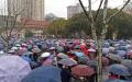 2月8日武汉大量市民在市政府门前游行抗议医改政策。（图片来源：视频截图）