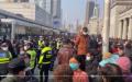 2月15日武汉大批退休市民聚集武汉中心公园示威抗议医改。（图片来源：视频截图）
