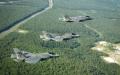 三种型号的F-35战机列队飞行（U.S. Air Force photo by Staff Sgt. Katerina Slivinske/Wikipedia/公有领域)