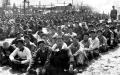 1951年4月1日，在联合国军釜山战俘营中混合关押的中朝战俘。（公有领域）