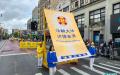 4月23日，四千多名法轮功学员在法拉盛大游行，纪念万名法轮功学员到中南海和平上访二十四周年。(看中国摄影：柳笛）
