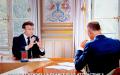 法国总统马克龙（左）在5月15日接受法国电视一台TF1的电视采访。（LUDOVIC MARIN/AFP via Getty Images）