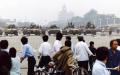 资料照片：北京市居民们在观看天安门广场上的解放军坦克车。（1989年6月7日）